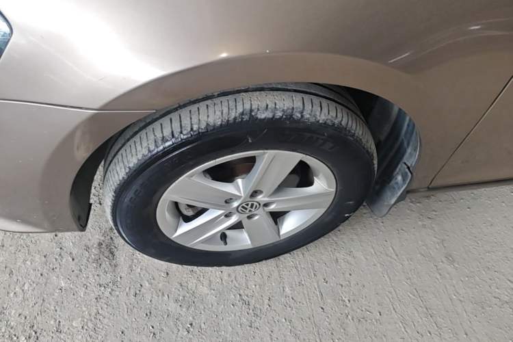 Used Volkswagen Bora 2014 1.6L Automatic Fashion Model Left Front Wheel Hub