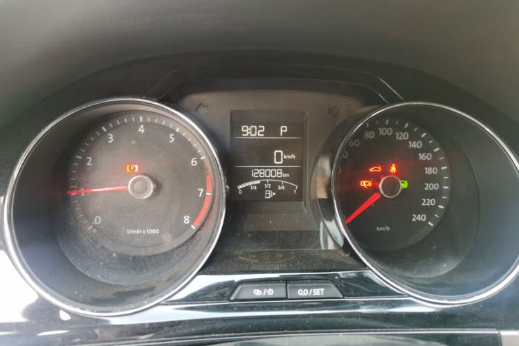 Used Volkswagen Bora 2014 1.6L Automatic Comfort Model Odometer Close Up