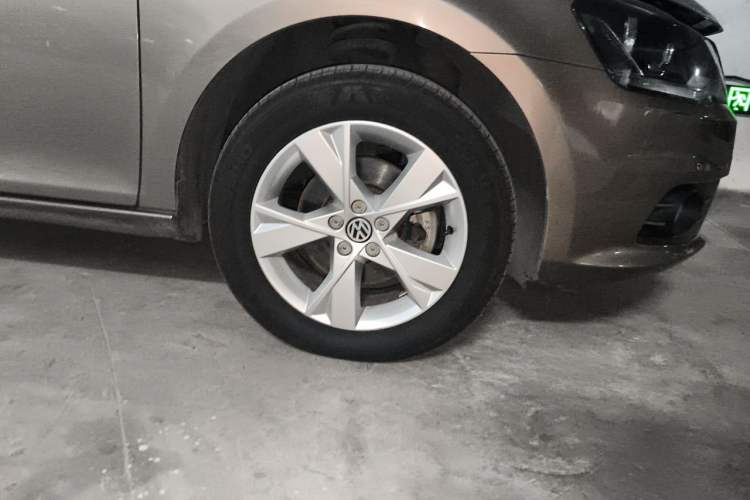 Used Volkswagen Bora 2014 1.6L Automatic Comfort Model Right Front Wheel Hub