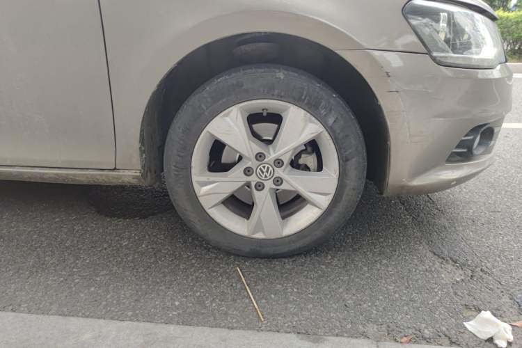 Used Volkswagen Bora 2014 1.6L Automatic Comfort Model Right Front Wheel Hub