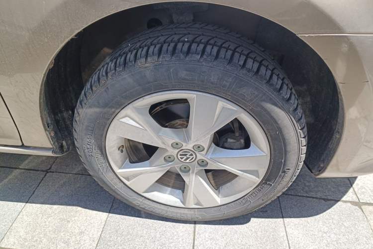 Used Volkswagen Bora 2014 1.6L Automatic Comfort Model Right Front Wheel Hub