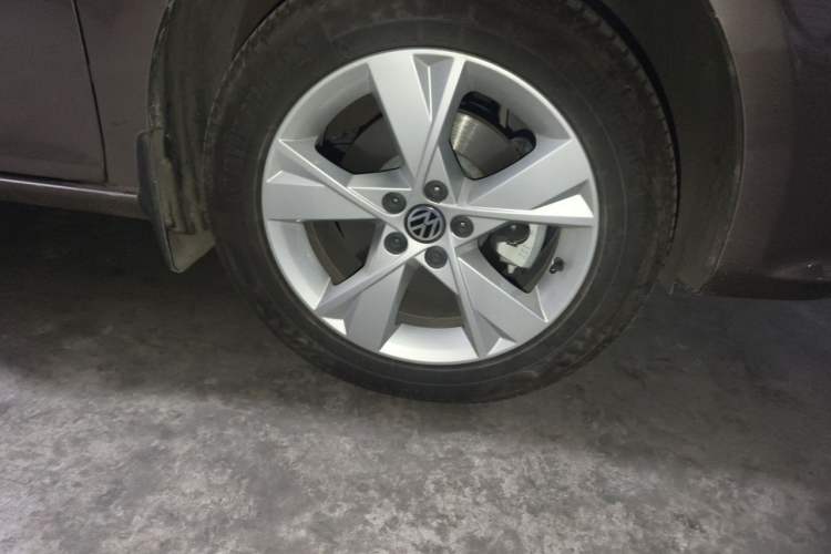Used Volkswagen Bora 2014 1.4TSI Automatic Comfort Model Right Front Wheel Hub