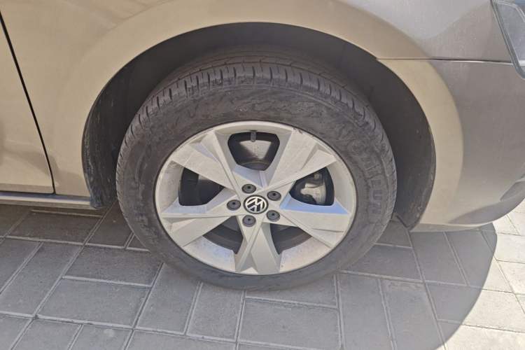 Used Volkswagen Bora 2014 1.4TSI Automatic Comfort Model Right Front Wheel Hub