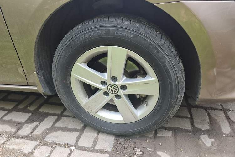 Used Volkswagen Bora 2014 1.6L Automatic Fashion Model Right Front Wheel Hub