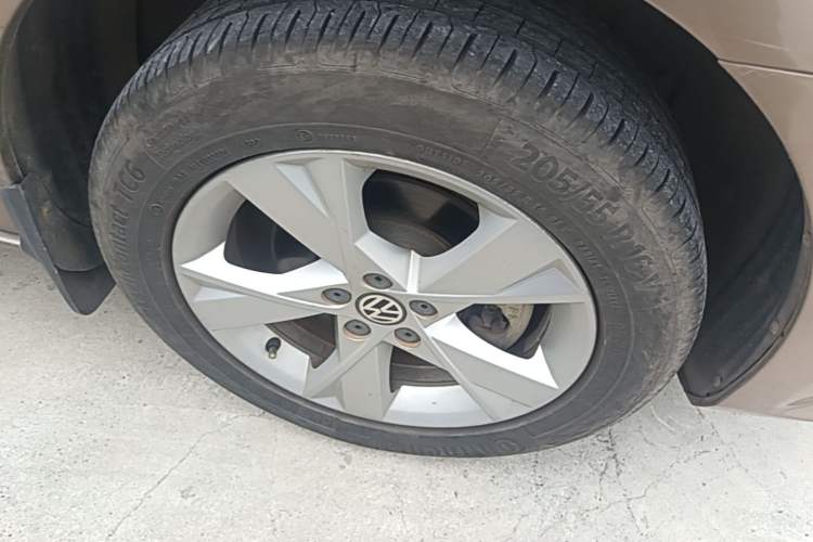 Used Volkswagen Bora 2014 1.6L Manual Fashion Edition Right Front Wheel Hub