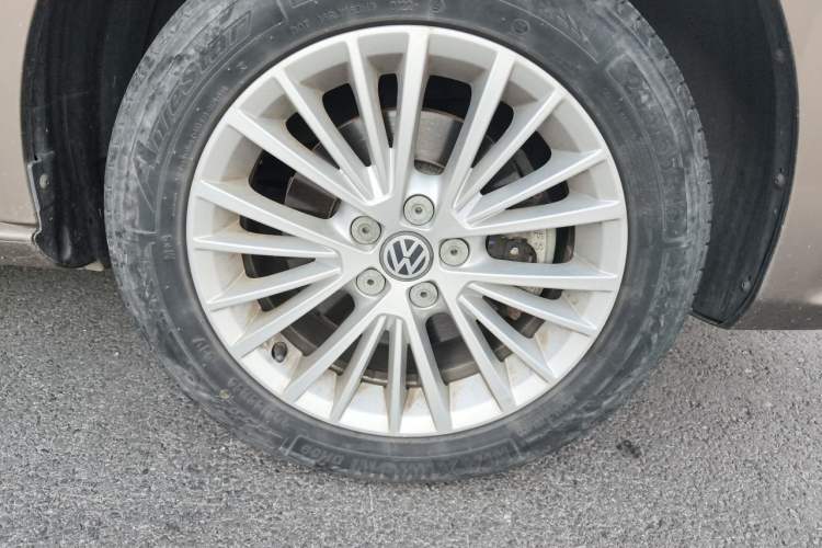 Used Volkswagen Bora 2014 1.6L Automatic Luxury Model Right Front Wheel Hub