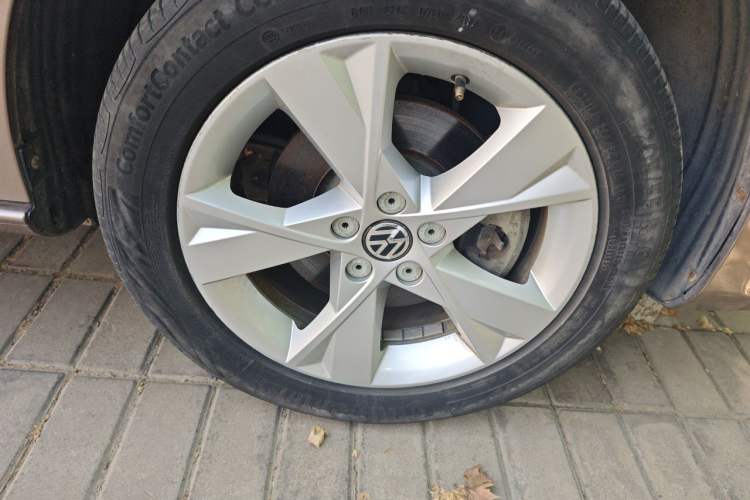 Used Volkswagen Bora 2014 1.4TSI Automatic Comfort Model Right Front Wheel Hub