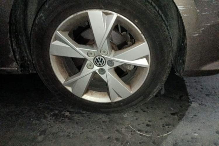 Used Volkswagen Bora 2014 1.6L Automatic Comfort Model Right Front Wheel Hub