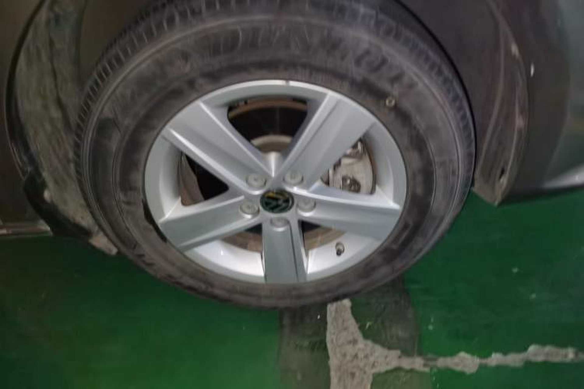 Used Volkswagen Bora 2014 1.6L Automatic Fashion Model Right Front Wheel Hub