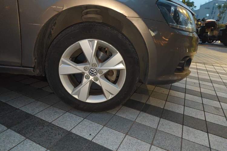 Used Volkswagen Bora 2014 1.6L Manual Comfort Model Right Front Wheel Hub