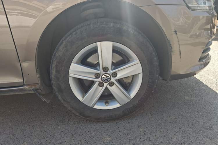 Used Volkswagen Bora 2014 1.6L Manual Fashion Edition Right Front Wheel Hub