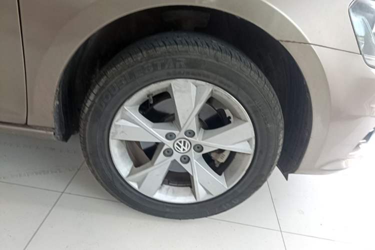Used Volkswagen Bora 2014 1.6L Automatic Comfort Model Right Front Wheel Hub