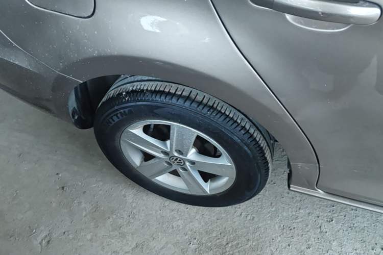 Used Volkswagen Bora 2014 1.6L Automatic Fashion Model Right Rear Wheel Hub