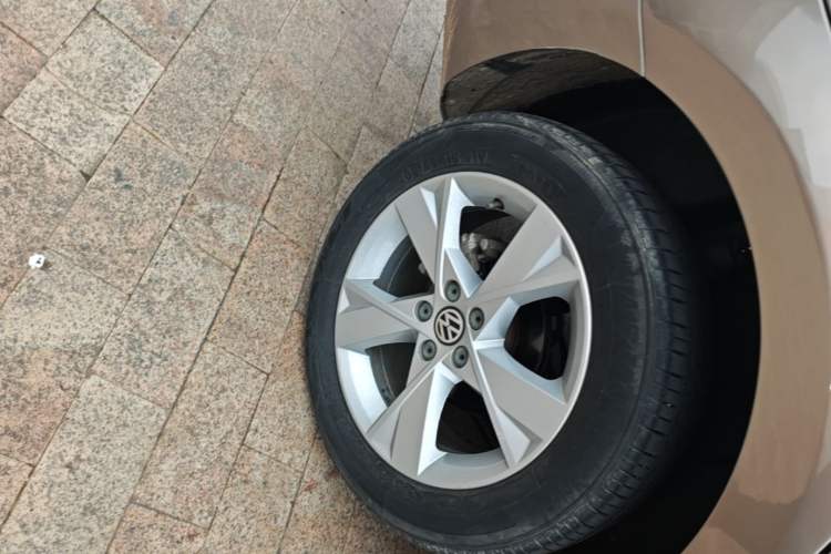 Used Volkswagen Bora 2014 1.6L Manual Comfort Model Right Rear Wheel Hub