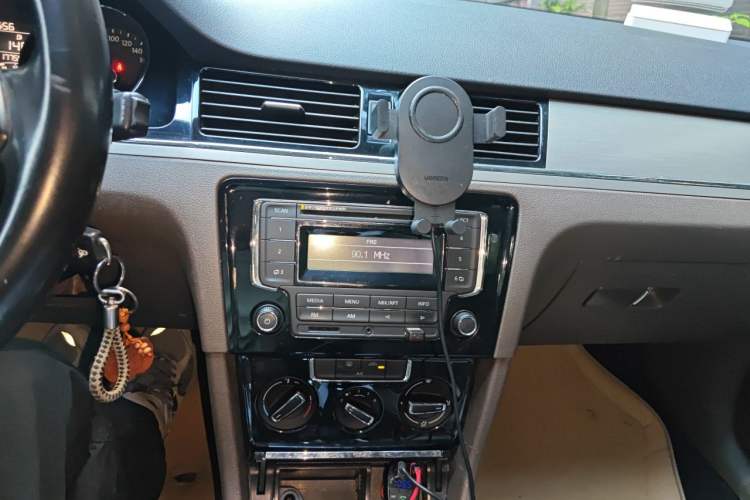 Used Volkswagen Bora 2014 1.6L Manual Comfort Model Audio And AC Panel