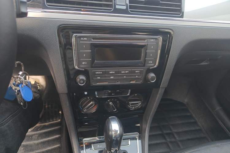 Used Volkswagen Bora 2014 1.6L Automatic Comfort Model Audio And AC Panel