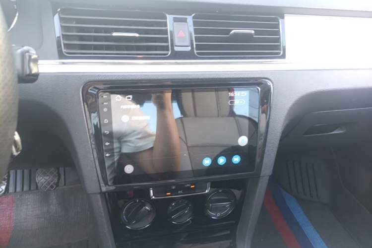 Used Volkswagen Bora 2014 1.6L Manual Fashion Edition Audio And AC Panel