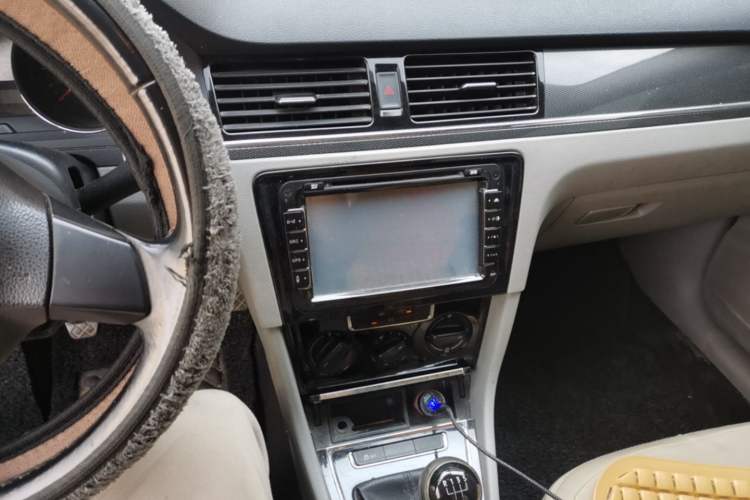 Used Volkswagen Bora 2014 1.6L Manual Fashion Edition Audio And AC Panel