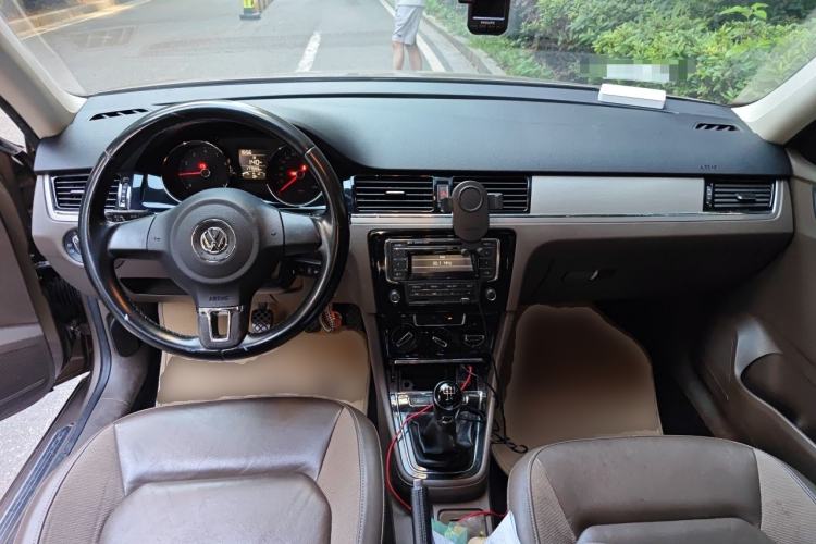 Used Volkswagen Bora 2014 1.6L Manual Comfort Model Center Console
