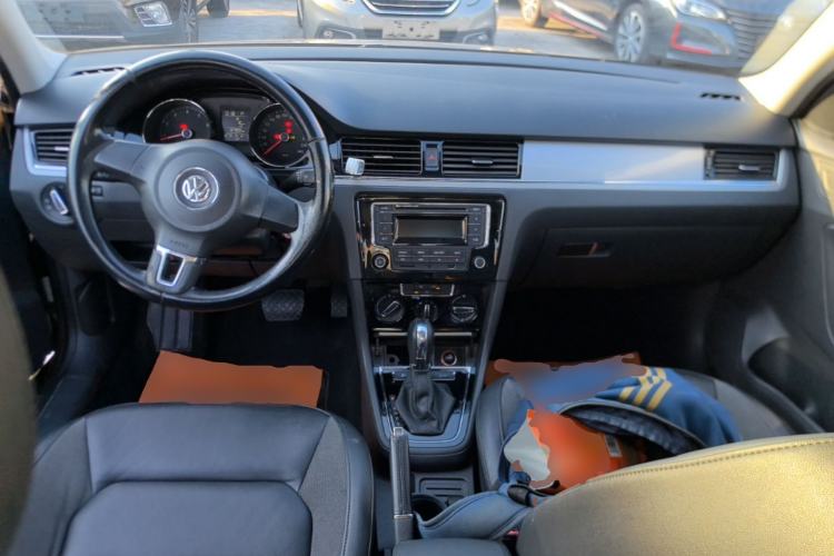 Used Volkswagen Bora 2014 1.6L Automatic Comfort Model Center Console