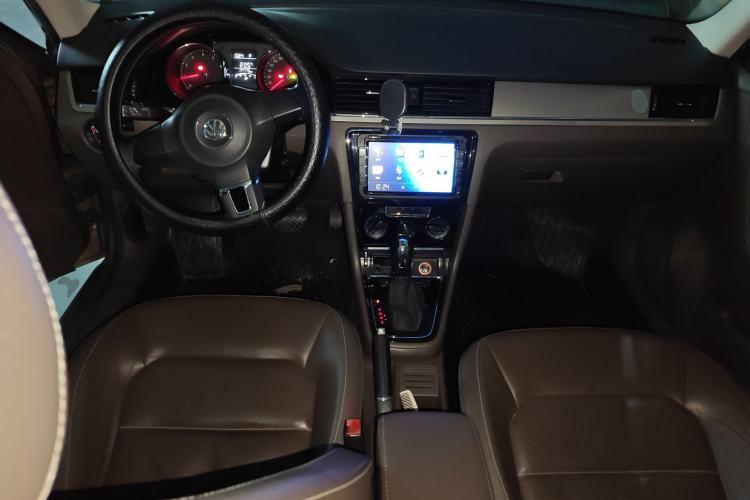 Used Volkswagen Bora 2014 1.6L Automatic Comfort Model Center Console