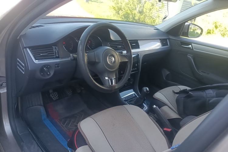 Used Volkswagen Bora 2014 1.6L Manual Fashion Edition Center Console