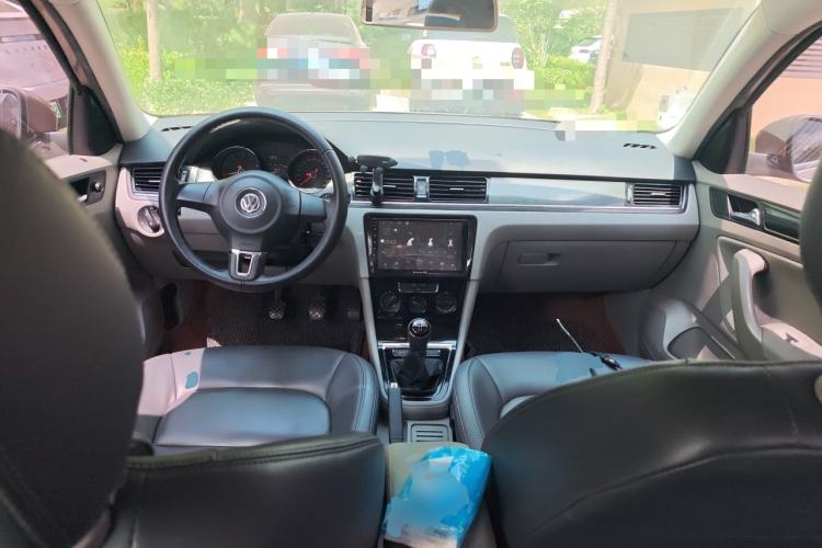 Used Volkswagen Bora 2014 1.6L Manual Fashion Edition Center Console