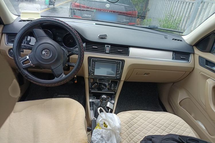 Used Volkswagen Bora 2014 1.6L Manual Comfort Model Center Console