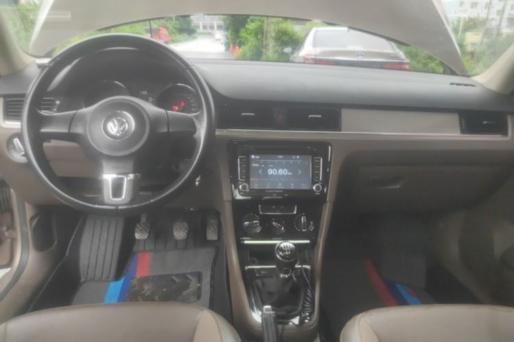 Used Volkswagen Bora 2014 1.6L Manual Comfort Model Center Console