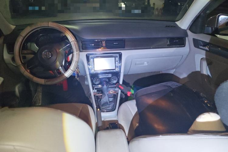 Used Volkswagen Bora 2014 1.6L Manual Fashion Edition Center Console
