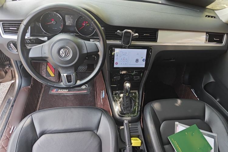 Used Volkswagen Bora 2014 1.6L Automatic Comfort Model Center Console