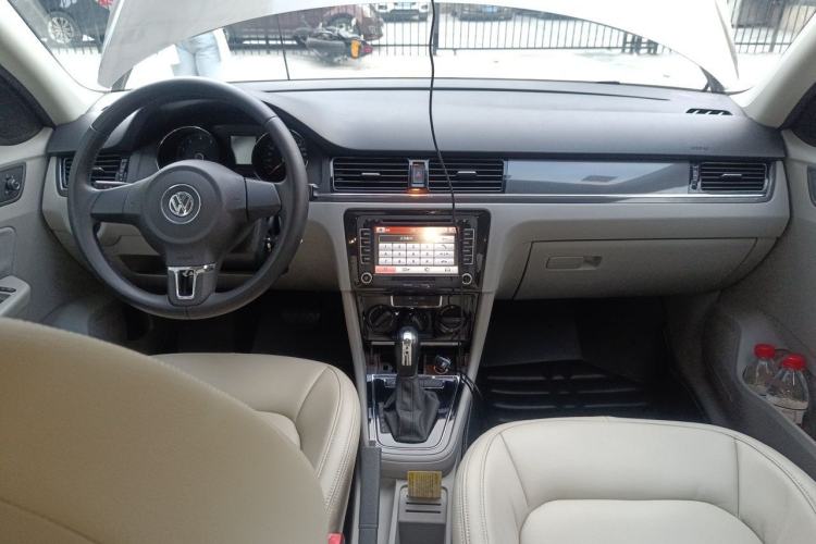 Used Volkswagen Bora 2014 1.6L Automatic Fashion Model Center Console