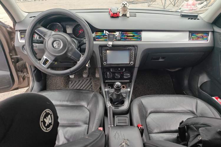 Used Volkswagen Bora 2014 1.6L Manual Comfort Model Center Console