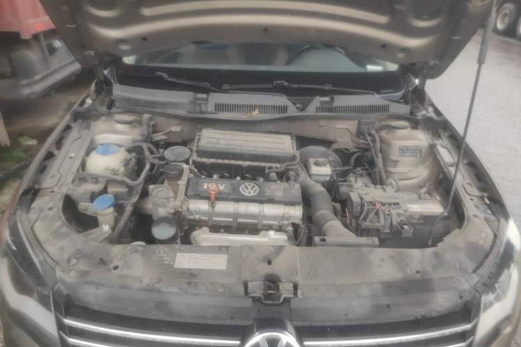 Used Volkswagen Bora 2014 1.6L Manual Comfort Model Engine Bay