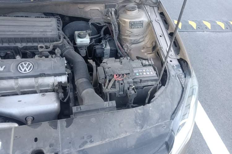 Used Volkswagen Bora 2014 1.6L Manual Fashion Edition Engine Bay Left