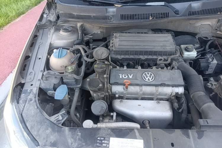 Used Volkswagen Bora 2014 1.6L Manual Fashion Edition Engine Bay Right