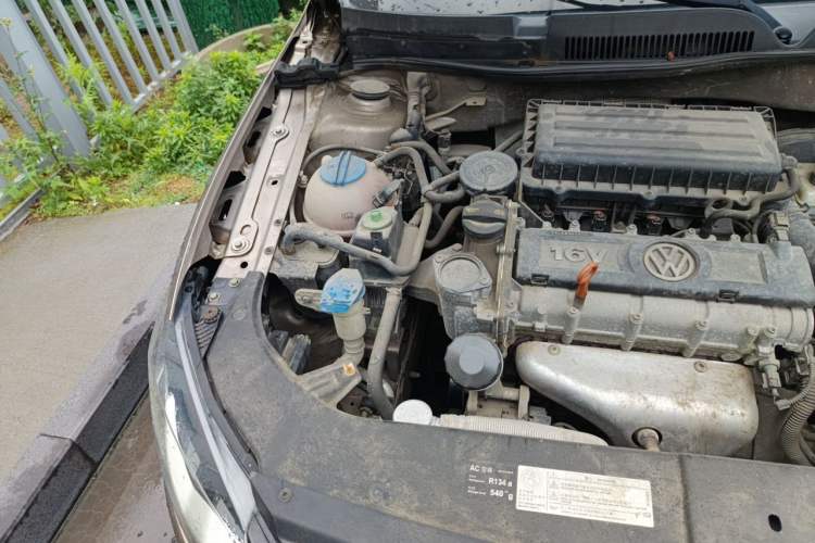 Used Volkswagen Bora 2014 1.6L Manual Comfort Model Engine Bay Right