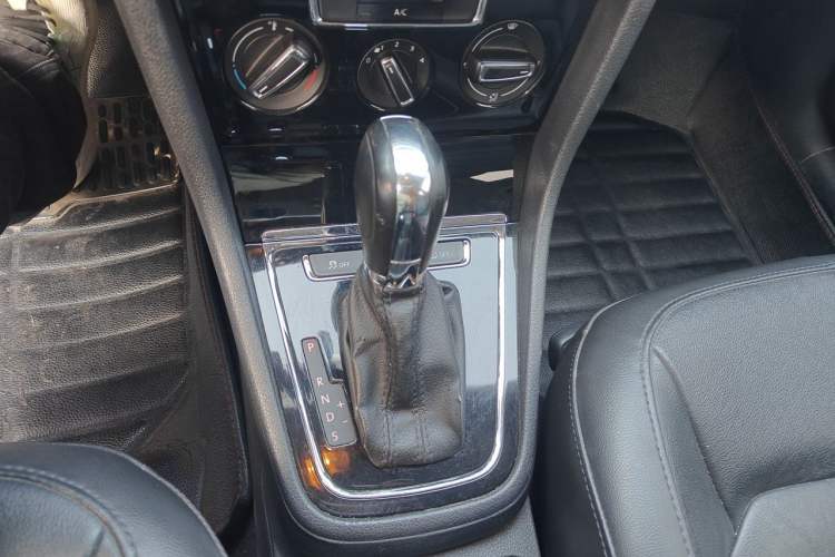 Used Volkswagen Bora 2014 1.6L Automatic Comfort Model Gear Lever