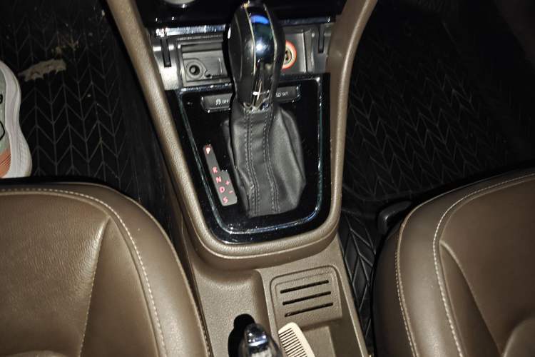 Used Volkswagen Bora 2014 1.6L Automatic Comfort Model Gear Lever