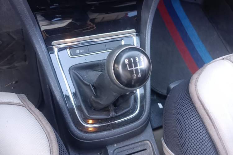 Used Volkswagen Bora 2014 1.6L Manual Fashion Edition Gear Lever