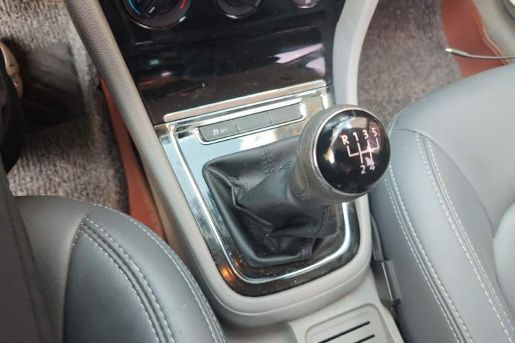 Used Volkswagen Bora 2014 1.6L Manual Fashion Edition Gear Lever