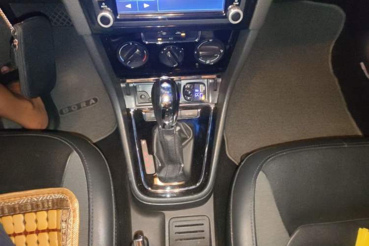 Used Volkswagen Bora 2014 1.6L Automatic Comfort Model Gear Lever