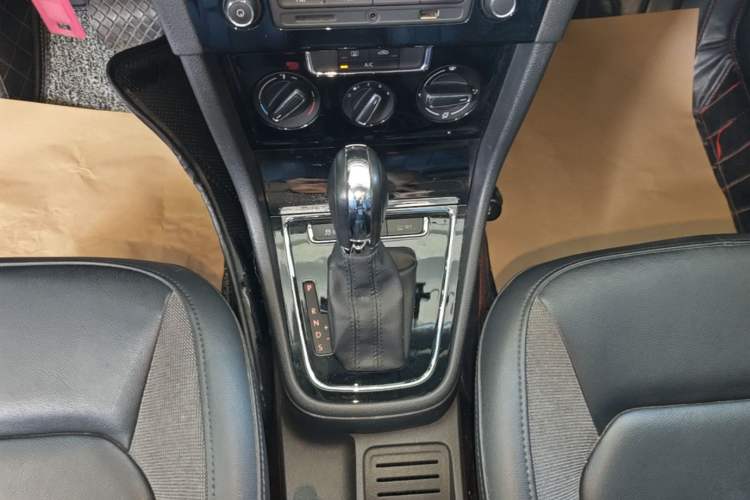 Used Volkswagen Bora 2014 1.6L Automatic Comfort Model Gear Lever