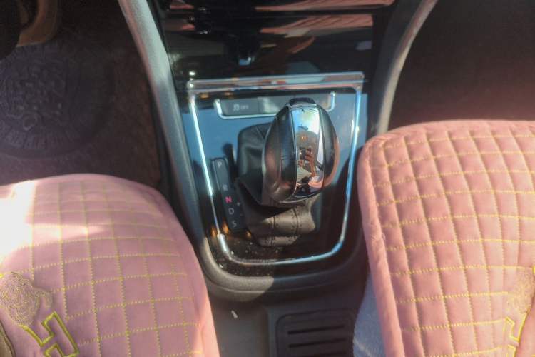 Used Volkswagen Bora 2014 1.6L Automatic Comfort Model Gear Lever
