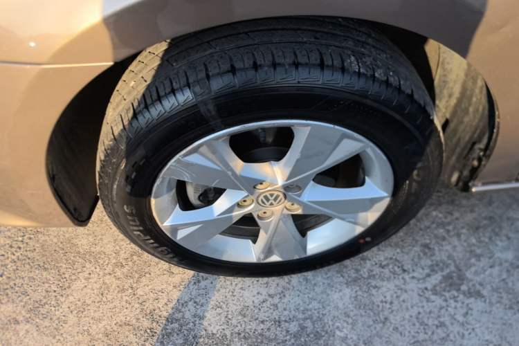 Used Volkswagen Bora 2014 1.6L Automatic Comfort Model Left Front Wheel Hub