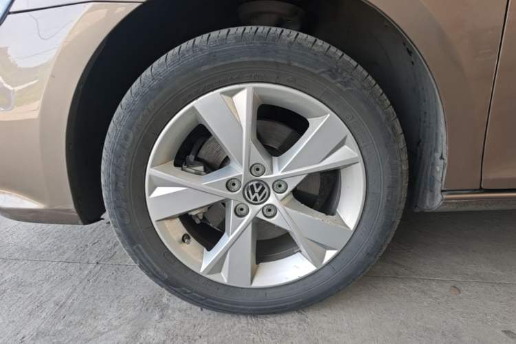 Used Volkswagen Bora 2014 1.6L Automatic Comfort Model Left Front Wheel Hub