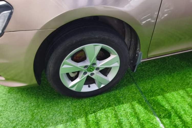 Used Volkswagen Bora 2014 1.6L Automatic Comfort Model Left Front Wheel Hub
