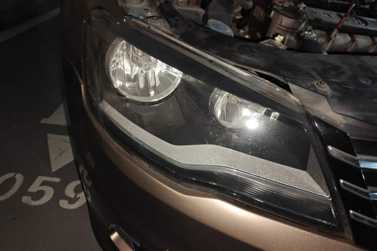 Used Volkswagen Bora 2014 1.6L Automatic Comfort Model Right Front Headlight