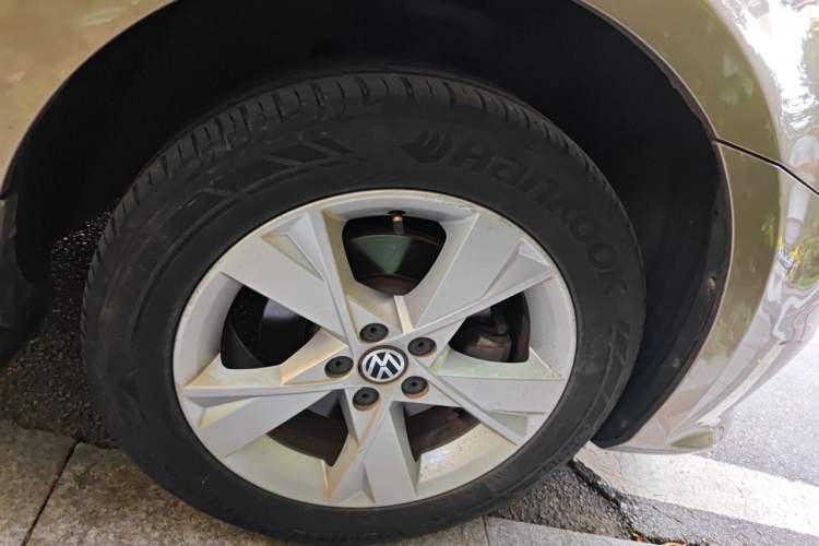Used Volkswagen Bora 2014 1.6L Manual Comfort Model Right Front Wheel Hub