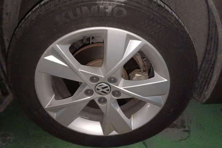 Used Volkswagen Bora 2014 1.6L Manual Comfort Model Right Front Wheel Hub